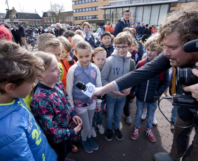 De aanwezige schoolkinderen worden geïnterviewd door journalisten tijdens de bekendmaking van de Elfwegentocht.