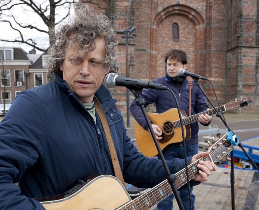 Syb van der Ploeg en Piter Wilkens brengen hun nummer Jou it Troch ten gehore op 6 april tijdens de presentatie van de Elfwegentocht.