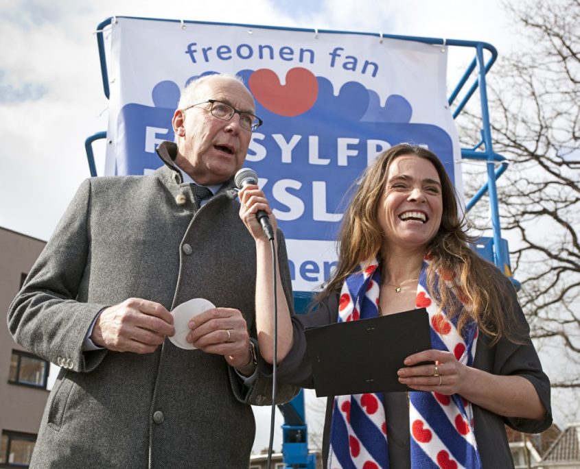 De voorzitter van de stichting Freonen fan Fossylfrij Fryslân, Gerben Gerbrandy (links), en de presentatrice tijdens de bekendmaking van de Elfwegentocht, Froukje Jansen.