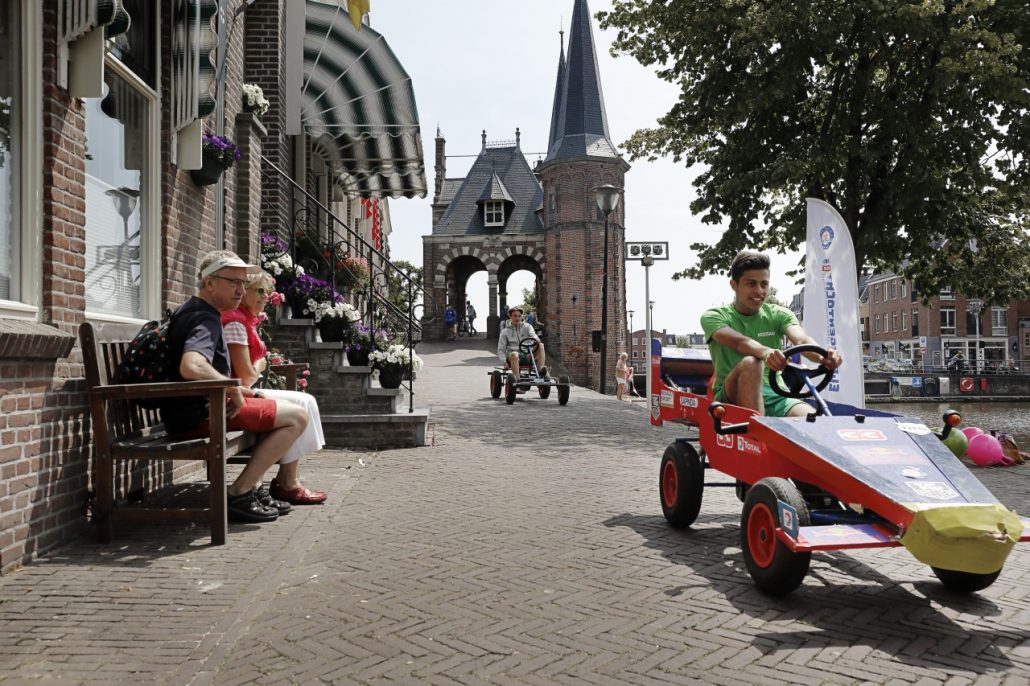Stop onderweg in Flevoland bij Fastned tijdens tour vanuit provincie Zeeland. (Fotocredits: Branko de Lang) Enkel te gebruiken in het kader van de Elfwegentocht