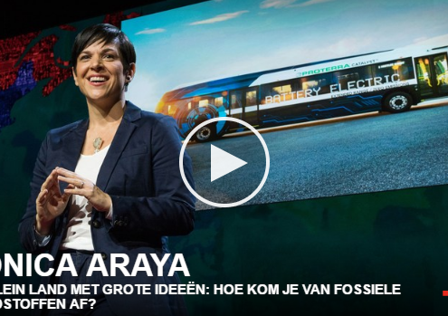 Monica Arraya houdt een TED-talk over fossielvrije mobiliteit.